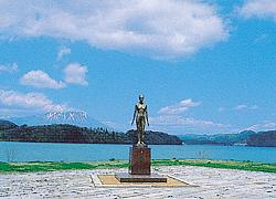 御所湖・シオンの像